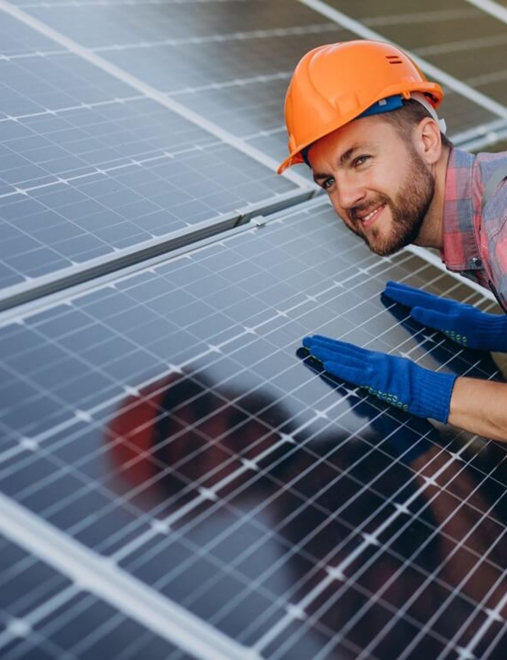 operaio-che-pulisce-i-pannelli-solari
