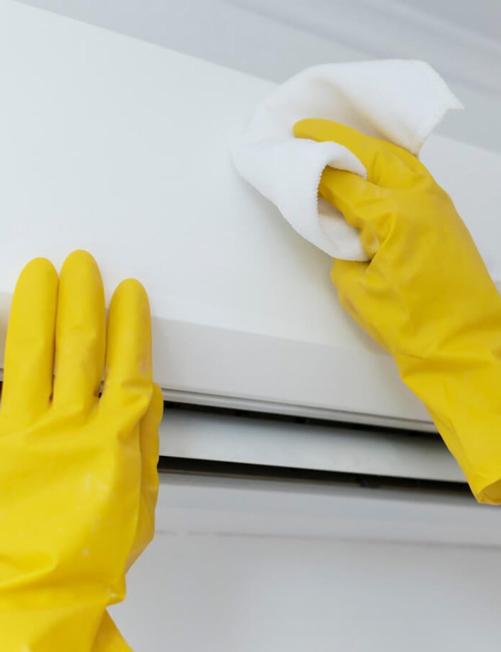 persona-che-pulisce-il-condizionatore