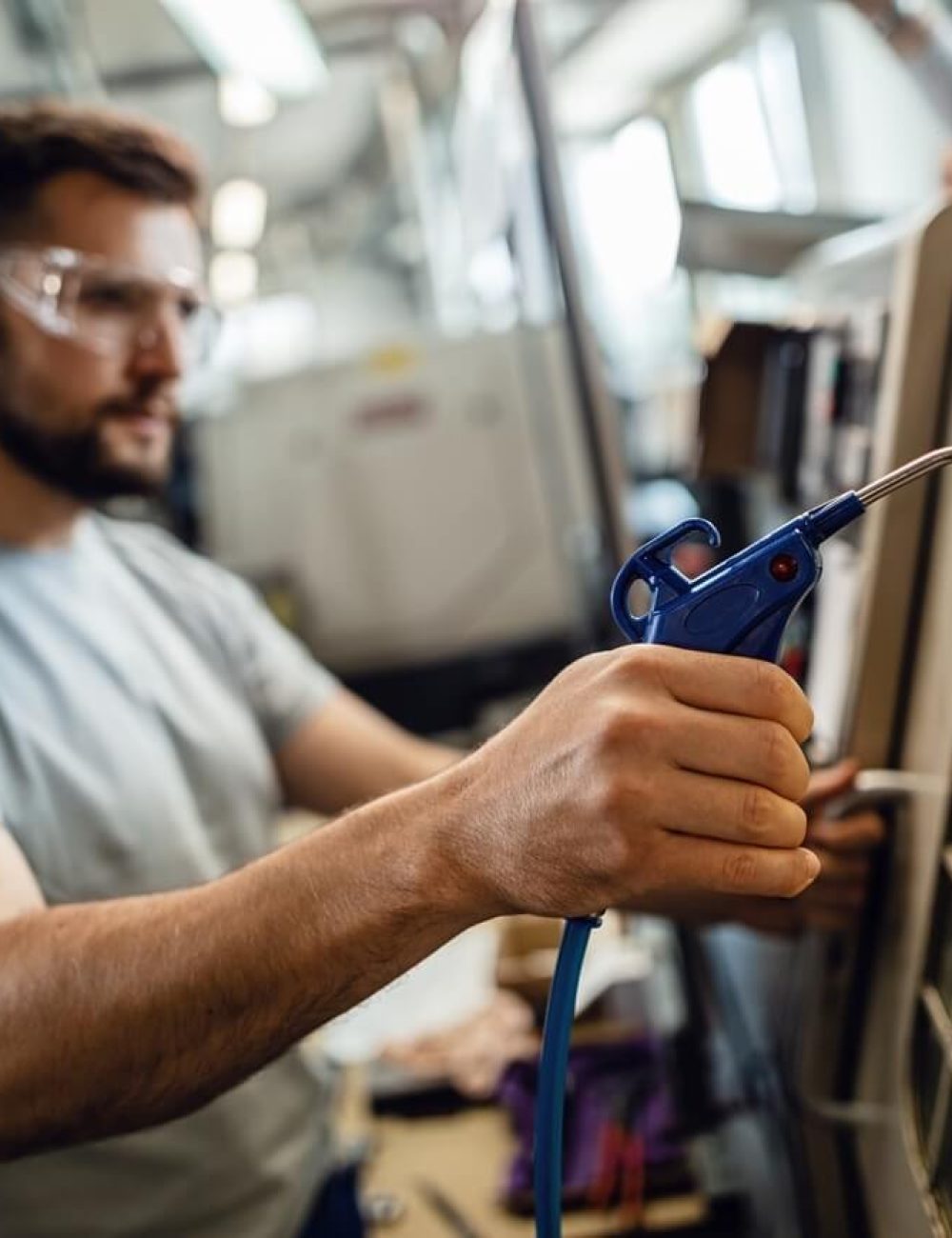 persona-che-sanifica-un-condizionatore