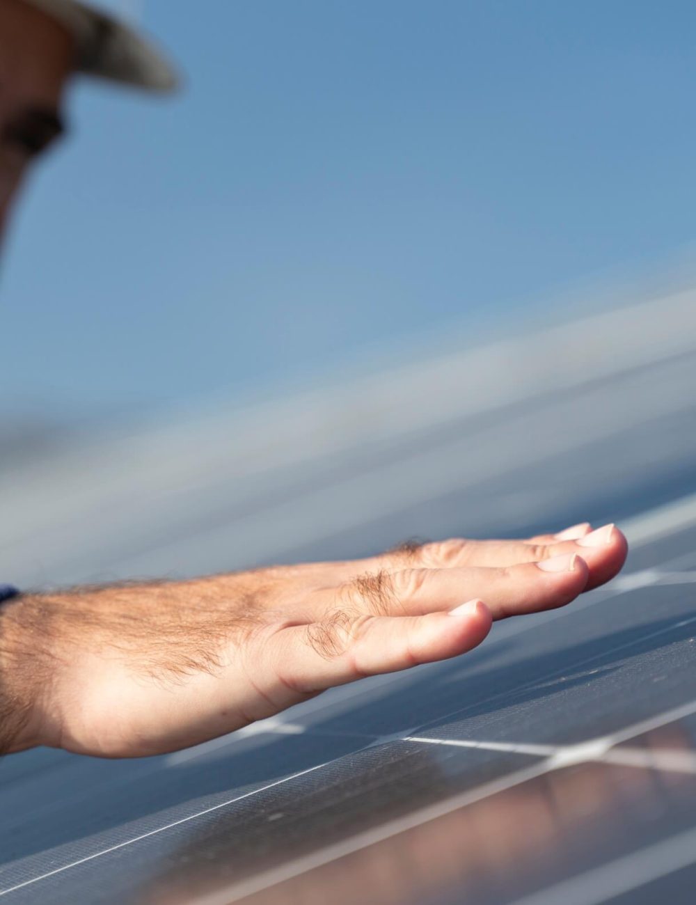 persona-pulisce-impianto-fotovoltaico